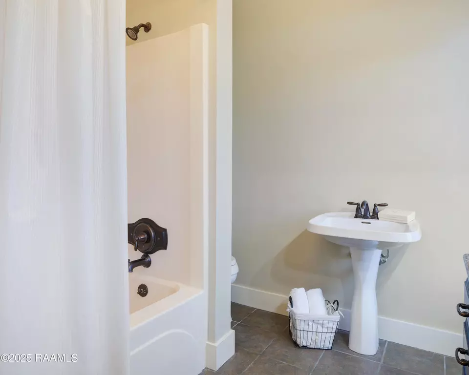 Bath - 122 Barbour Dr, Franklin, LA 70538 photo 3 of 3