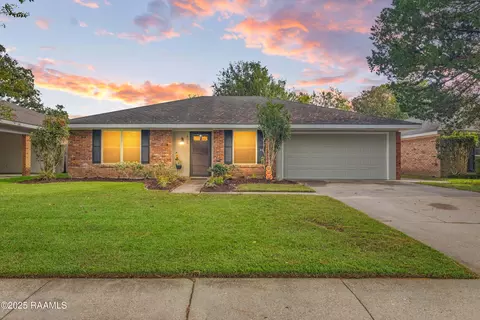 405 Elmwood Dr, Lafayette, LA 70503