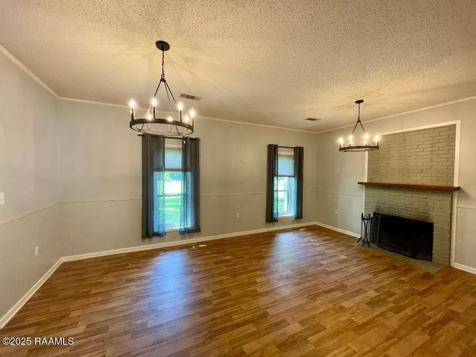 Living - 506 Fort Hamilton Dr, Opelousas, LA 70570 photo 2 of 4