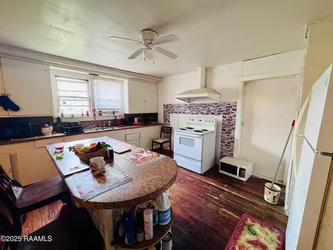 Kitchen - 959 Chitimacha Trl, Baldwin, LA 70514 photo 2 of 2