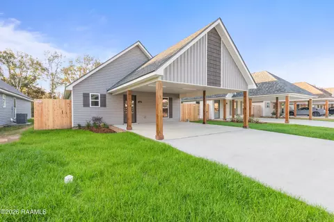 225 Camerons Cove Dr, Carencro, LA 70520