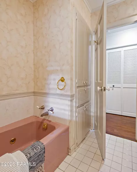 Bath - 106 Teche Dr, Lafayette, LA 70503 photo 5 of 6