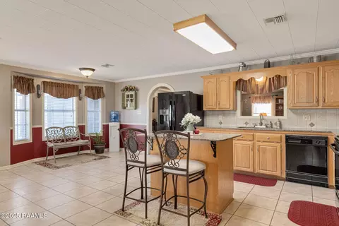 Kitchen - 17727 Dalton Rd, Kaplan, LA 70548 photo 3 of 4