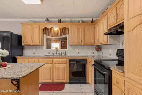 Kitchen - 17727 Dalton Rd, Kaplan, LA 70548 photo 4 of 4