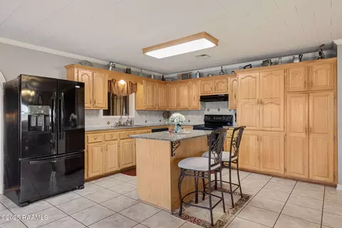 Kitchen - 17727 Dalton Rd, Kaplan, LA 70548 photo 2 of 4