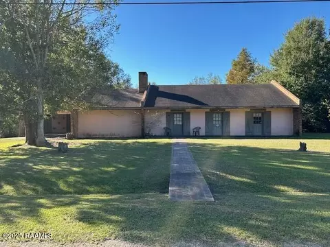 8133 Meadow Ln, Abbeville, LA 70510