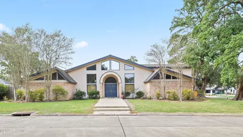 16 Duperier Oaks Dr, New Iberia, LA 70563