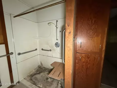Bath - 450 E Vine Ave, Eunice, LA 70535 photo 4 of 4