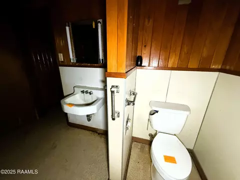 Bath - 450 E Vine Ave, Eunice, LA 70535 photo 3 of 4