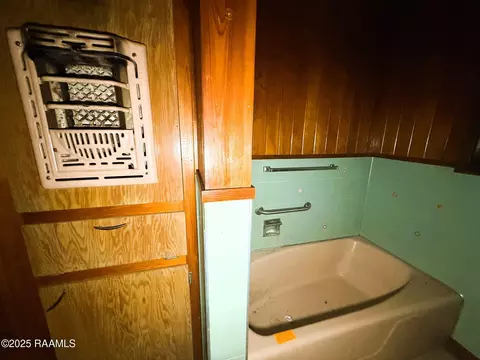 Bath - 450 E Vine Ave, Eunice, LA 70535 photo 1 of 4