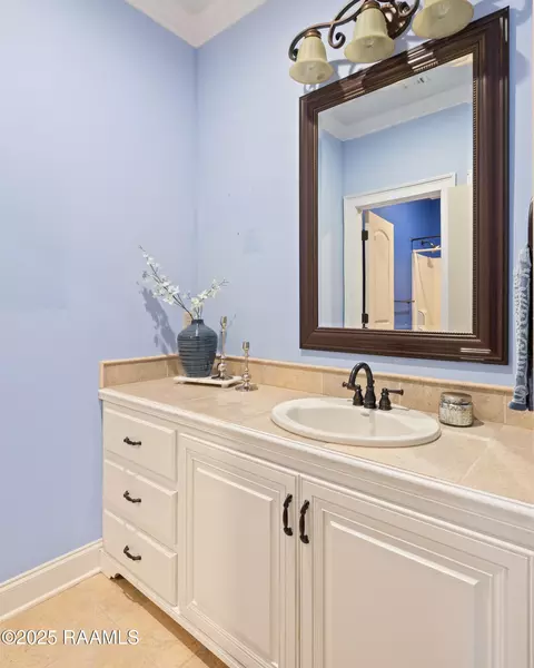 Bath - 108 Epinal Dr, Lafayette, LA 70507 photo 4 of 7