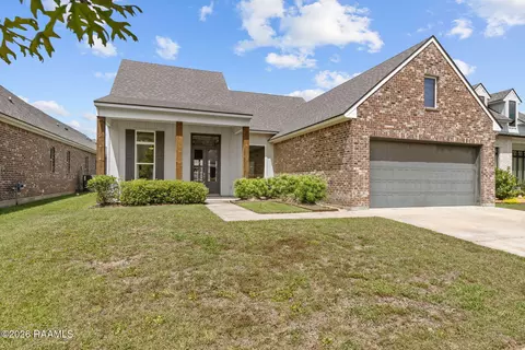 211 Treescape Dr, Lafayette, LA 70508