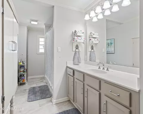 Bath - 408 Beth Dr, Franklin, LA 70538 photo 1 of 2