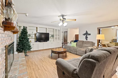Living - 408 Beth Dr, Franklin, LA 70538 photo 2 of 2