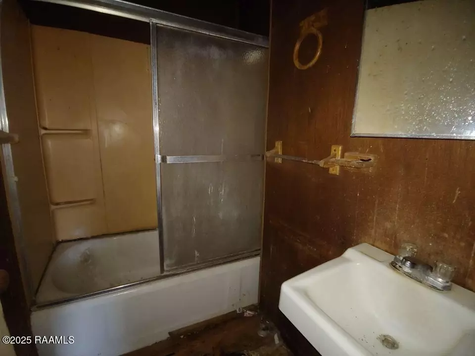 Bath - 612 Ashton St, New Iberia, LA 70563 photo 1 of 1