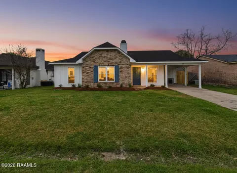 122 Pebble Beach Dr, Youngsville, LA 70592