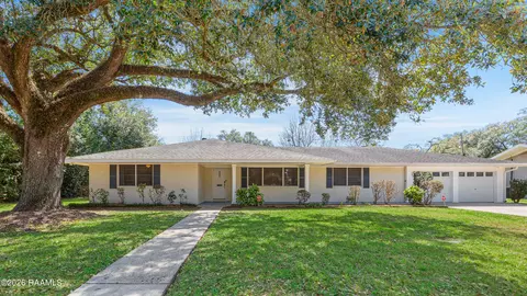 303 Edgewater Dr, New Iberia, LA 70563