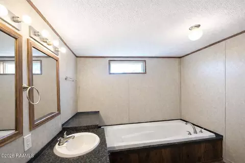 Bath - 102 Dassas St, Scott, LA 70583 photo 1 of 5