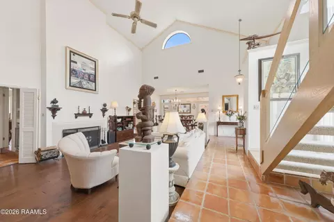 Entry Way - 404 Comanche Dr, Lafayette, LA 70503 photo 2 of 5