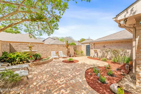 Exterior - 404 Comanche Dr, Lafayette, LA 70503 photo 7 of 16