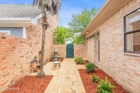 Exterior - 404 Comanche Dr, Lafayette, LA 70503 photo 14 of 16