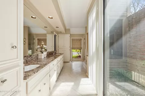 Bath - 404 Comanche Dr, Lafayette, LA 70503 photo 4 of 6