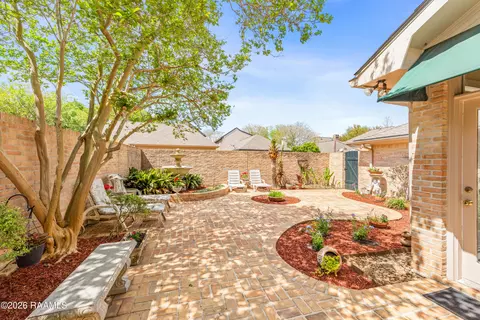 Exterior - 404 Comanche Dr, Lafayette, LA 70503 photo 6 of 16