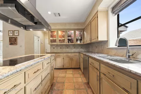 Kitchen - 404 Comanche Dr, Lafayette, LA 70503 photo 5 of 6