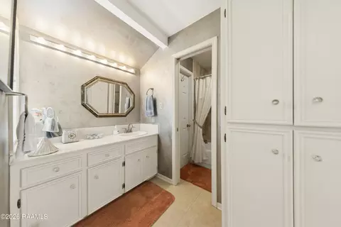 Bath - 404 Comanche Dr, Lafayette, LA 70503 photo 5 of 6