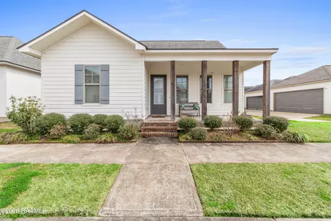102 Long Cay Dr, Youngsville, LA 70592