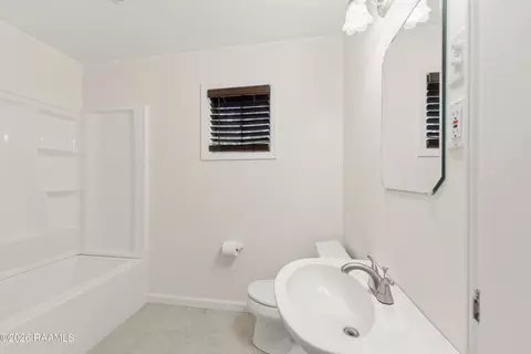 Bath - 103 Maple Dr, Lafayette, LA 70506 photo 2 of 4