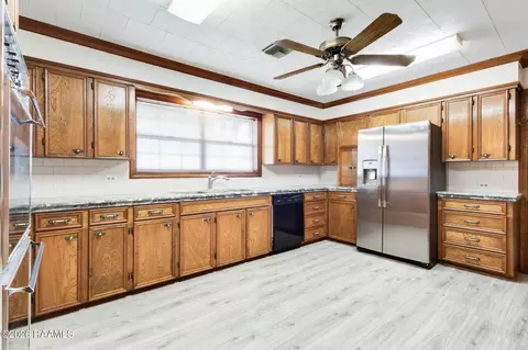 Kitchen - 200 N Trahan Ave, Kaplan, LA 70548 photo 3 of 4