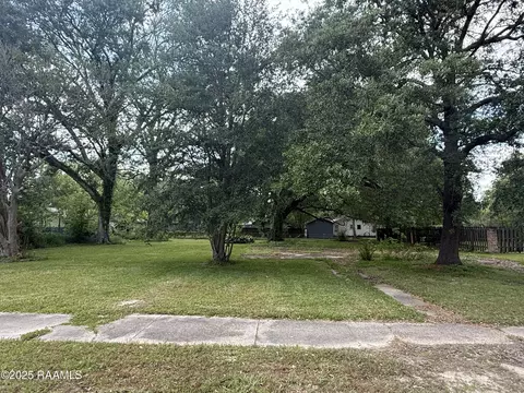 521 S 4th St, Eunice, LA 70535