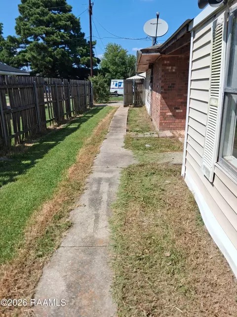 Entry Way - 214 Ebony Dr, Opelousas, LA 70570 photo 3 of 3