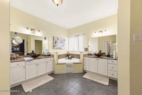 Bath - 3525 W Gloria Switch Rd, Church Point, LA 70525 photo 2 of 3