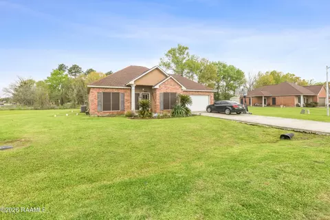 1005 Bridgetowne Ln, Breaux Bridge, LA 70517