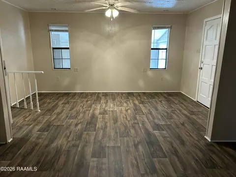 Living - 911 Sunset St, Scott, LA 70583 photo 3 of 3