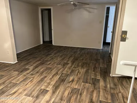 Living - 911 Sunset St, Scott, LA 70583 photo 2 of 3