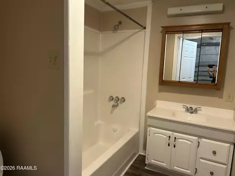 Bath - 911 Sunset St, Scott, LA 70583 photo 1 of 1