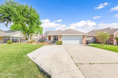 107 Village Green Dr, Youngsville, LA 70592