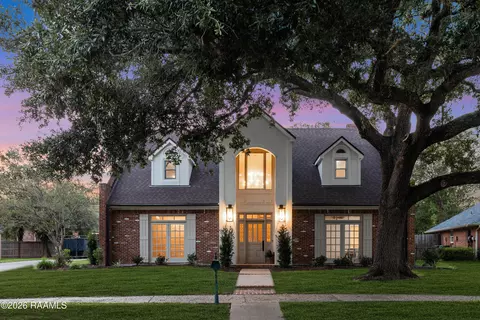 215 Spyglass Ln, Broussard, LA 70518