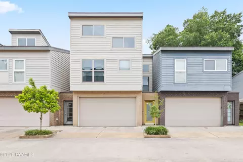 302 Highland Oaks Ln, Lafayette, LA 70508