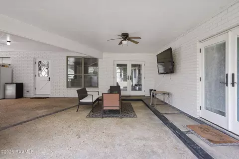 Exterior - 610 E Demanade Dr, Lafayette, LA 70503 photo 5 of 9