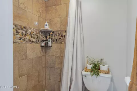 Bath - 610 E Demanade Dr, Lafayette, LA 70503 photo 2 of 4
