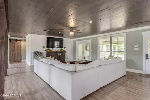 Living - 610 E Demanade Dr, Lafayette, LA 70503 photo 1 of 1