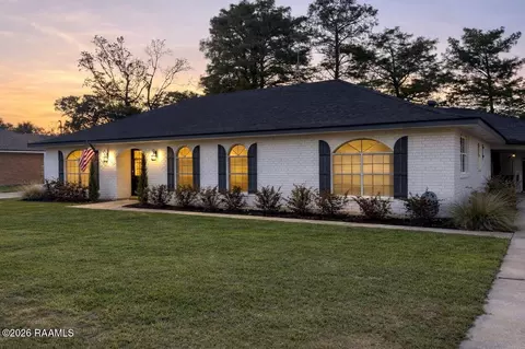 Exterior - 610 E Demanade Dr, Lafayette, LA 70503 photo 2 of 9
