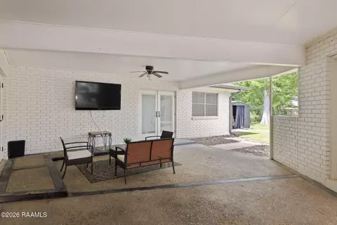 Exterior - 610 E Demanade Dr, Lafayette, LA 70503 photo 6 of 9