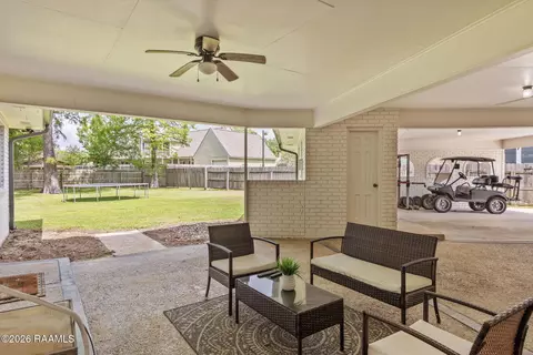 Exterior - 610 E Demanade Dr, Lafayette, LA 70503 photo 4 of 9
