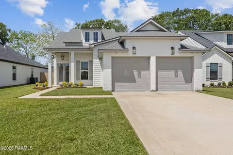 107 Lakes Edge Dr, Broussard, LA 70518