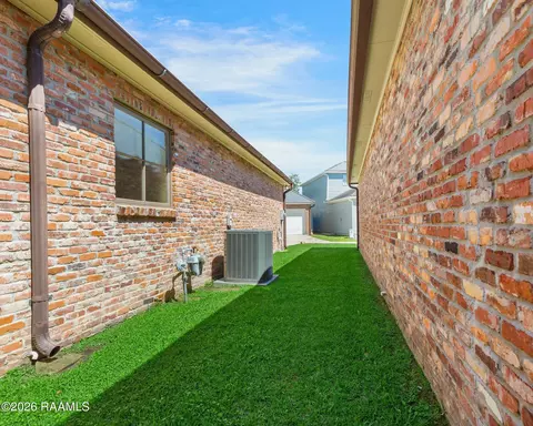 Exterior - 208 Elysian Fields Dr, Lafayette, LA 70508 photo 6 of 7